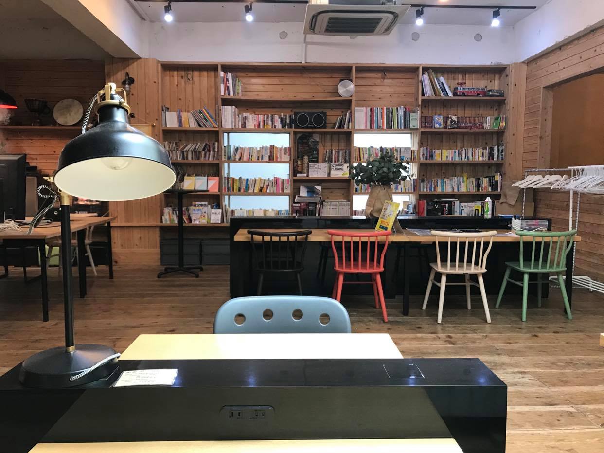 コワーキングスペース秘密基地の店内