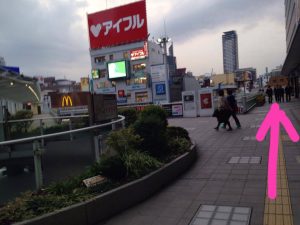 つきあたりのエスカレーターを降りて右へ
