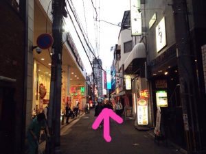 飲食店の通りをまっすぐ進む